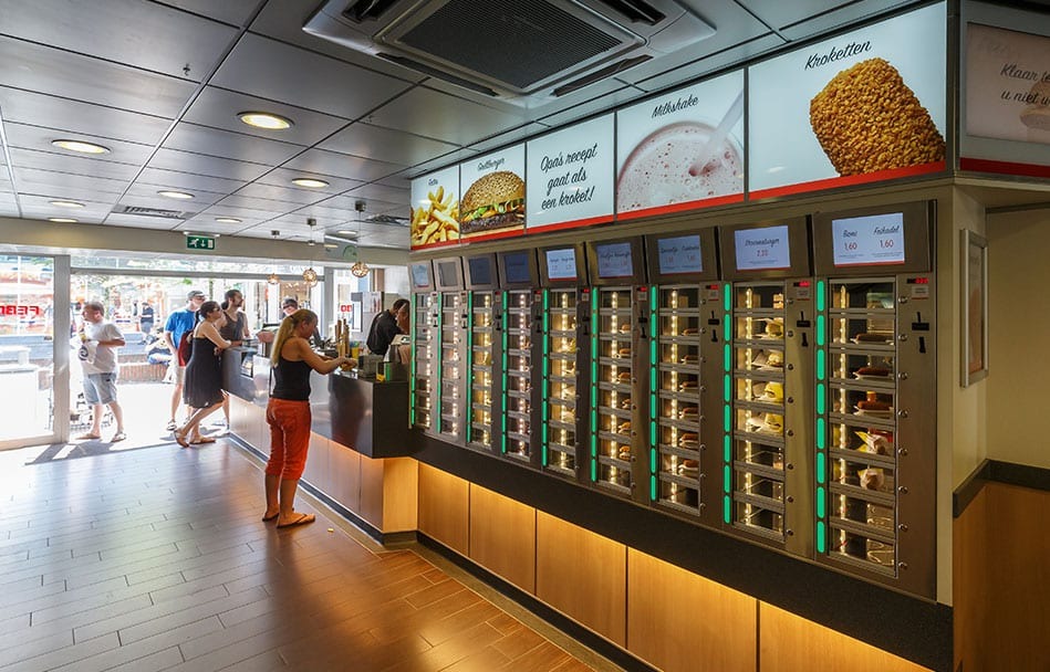Moderne FEBO-winkel van binnen met klanten en snacks