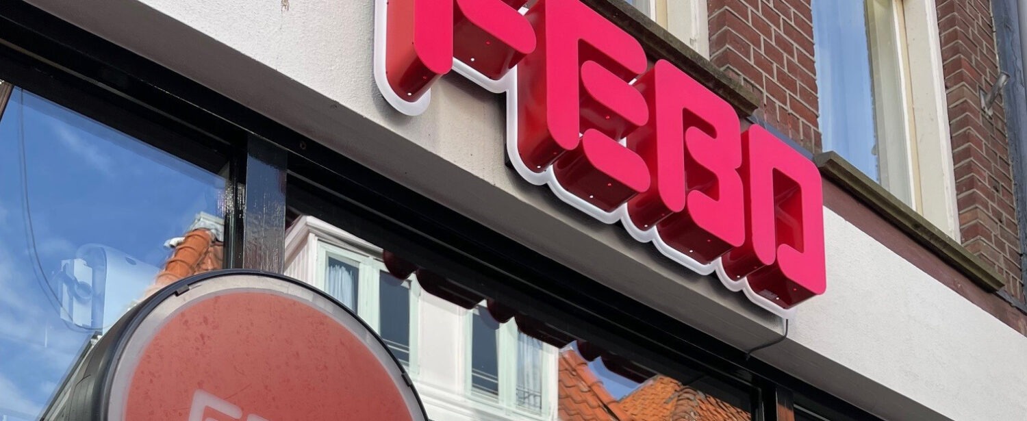 FEBO-logo boven de voordeuren van een FEBO-winkel
