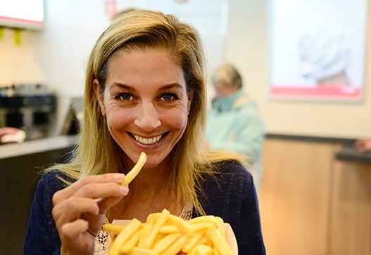 Klanten eten patat bij een FEBO-winkel
