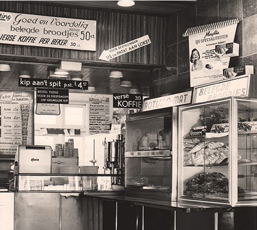 Oude FEBO-wandautomaten in een historische winkel